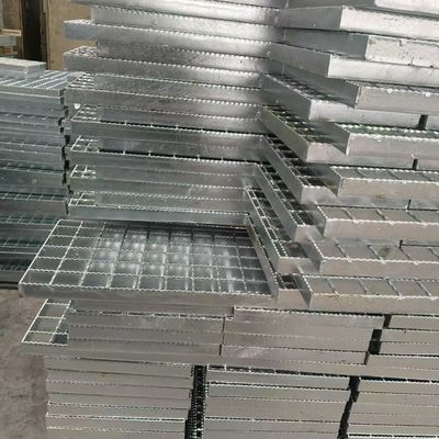 Steel grid plate with load capacity and bending resistance to effectively prevent deformation