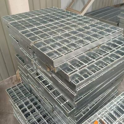Steel grid plate with load capacity and bending resistance to effectively prevent deformation
