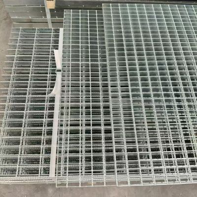Steel grid plate with load capacity and bending resistance to effectively prevent deformation
