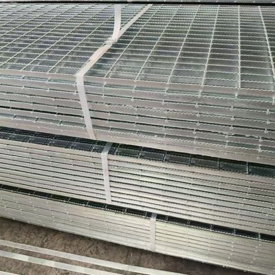 Steel grid plate with load capacity and bending resistance to effectively prevent deformation