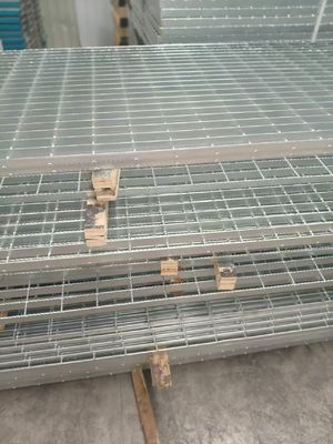 Municipal engineering laying road wind and high temperature steel grating