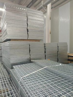 Municipal engineering laying road wind and high temperature steel grating