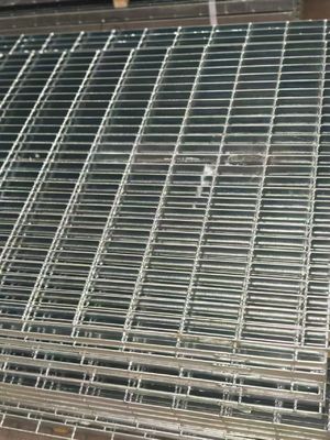 Municipal engineering laying road wind and high temperature steel grating