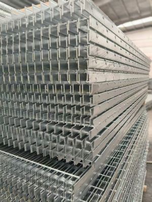 Welding of edge sealing structure, effective flow of steel grid plate