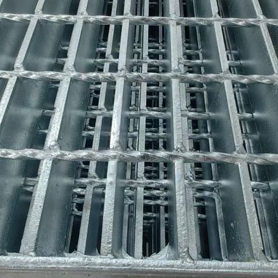 1.8m Industrial Steel Grating Crowd Control Fencing Alloy Plate Round Pattern Coated Painted Surface