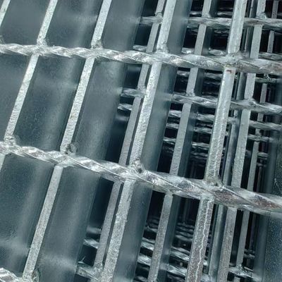 1.8m Industrial Steel Grating Crowd Control Fencing Alloy Plate Round Pattern Coated Painted Surface