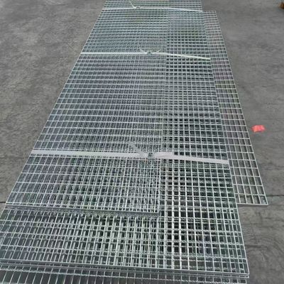 1.8m Industrial Steel Grating Crowd Control Fencing Alloy Plate Round Pattern Coated Painted Surface