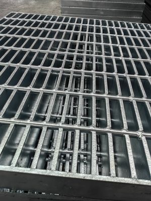 30x30mm Galvanized Industrial Steel Grating With 3mm Cross Bar By Machine Pressure