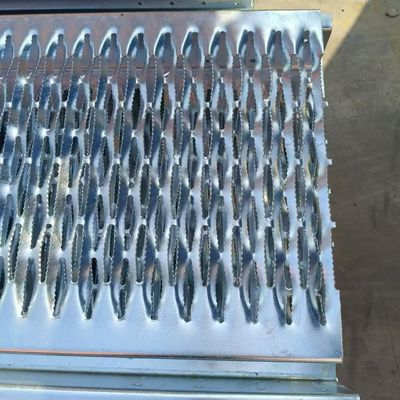 Strong And Sturdy Serrated Steel Grating With 50MM And 100MM Bar Spacing