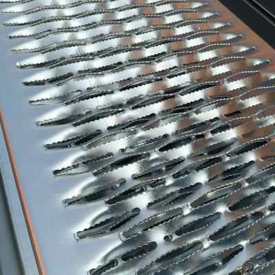 Strong And Sturdy Serrated Steel Grating With 50MM And 100MM Bar Spacing