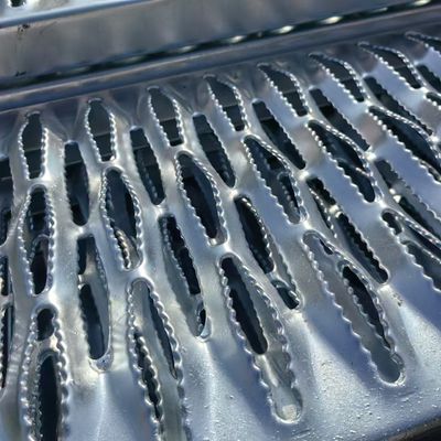 high Tensile GB Stand Galvanized Expanded Metal Mesh Sheet In 30Mm X 10Mm