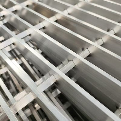 Hot Dipped Silver Galvanized Steel Grating Industrial Platform With 30mm Pitch