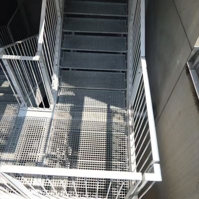 Machine Pressure Welded 3mm Cross Bar Industrial Steel Floor Decking Grating
