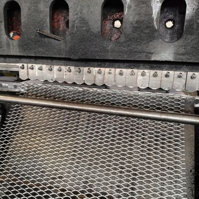 Q235 Raw Material Expanded Metal Mesh Machine For Heavy-Duty Applications