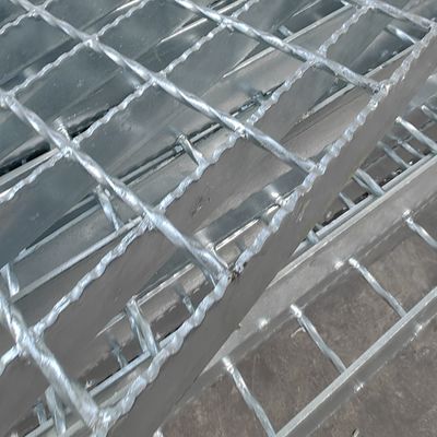 Galvanized Finish Industrial Steel Grating Made From Pattern Plate Machine Pressure Welding