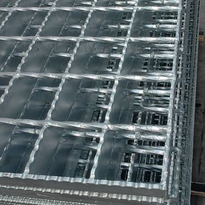 Galvanized Finish Industrial Steel Grating Made From Pattern Plate Machine Pressure Welding