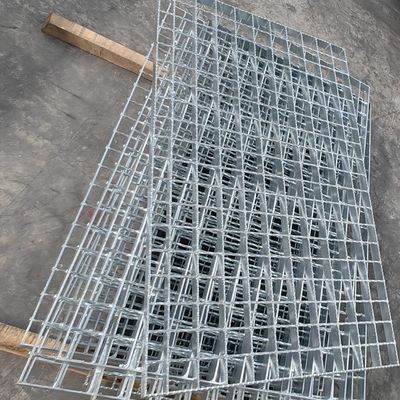 Galvanized Finish Industrial Steel Grating Made From Pattern Plate Machine Pressure Welding