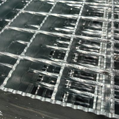 Galvanized Finish Industrial Steel Grating Made From Pattern Plate Machine Pressure Welding