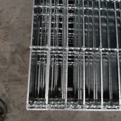 6mm Cross Bar Size Industrial Steel Grating for Garge Heavy Duty Steel Construction