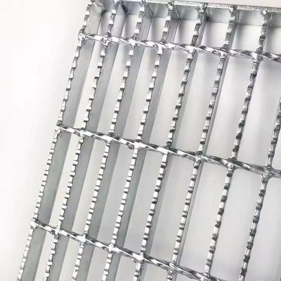 Flat Or Serrated Industrial Steel Grating For Superior Load Bearing Capacity