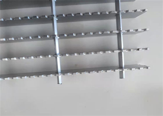 Walkways Metal T6061 Material Serrated Aluminum Grating Anti Slip Construction