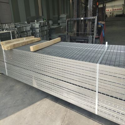Galvanized Serrated Steel Grating With Anti Slip Drainage 30mm Bearing Bar Pitch OEM Available