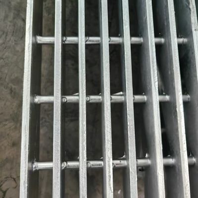 Silver Surface Industrial Steel Grating Machine Pressure Welded Easy Installations Since 1990