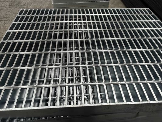 Modern Silver 3mm Cross Bar Pitch Industrial Welded Steel Grating Hot Galvanized Smooth Surface
