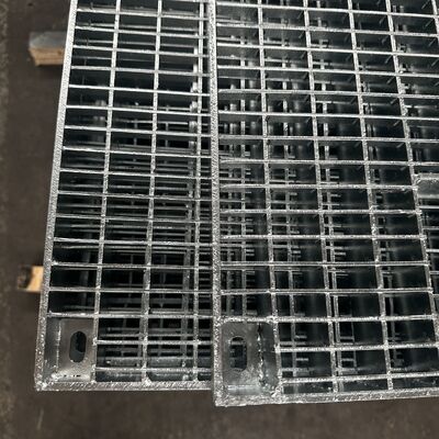 Industrial steel grating adopts interlocking load and cross bars for high strength and stable performance.