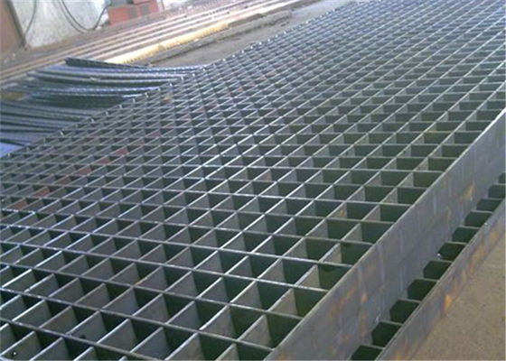 Industrial Steel Walkway Grating Hot Dip Galvanized Feature Customized Size