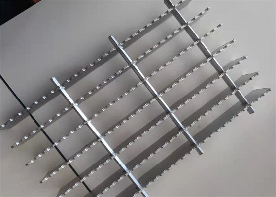 Paint Spraying 32 X 5mm Swaged Grating Serrated With Walkways