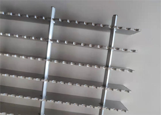 Paint Spraying 32 X 5mm Swaged Grating Serrated With Walkways