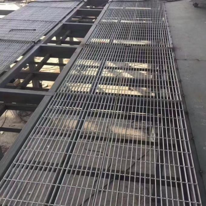 Fireproof, anti-slip and corrosion-resistant steel grating with long life